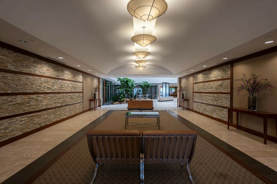 17187 N Laurel Park Dr, Livonia, MI à louer - Photo intérieure – Image 2 sur 6