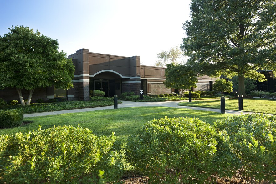 10170 Linn Station Rd, Louisville, KY à louer - Photo de l’immeuble – Image 2 sur 18