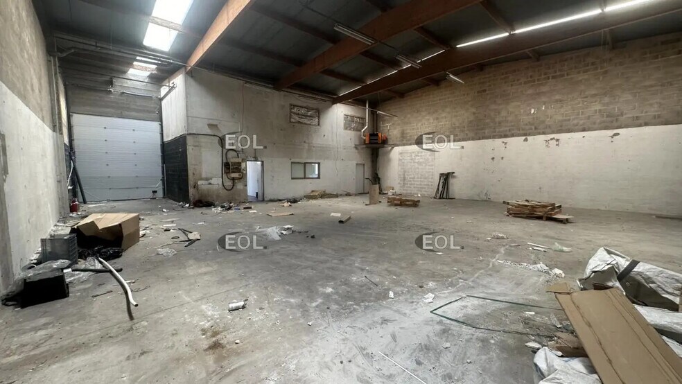 Local d’activités dans Émerainville à louer - Photo de l’immeuble – Image 3 sur 10