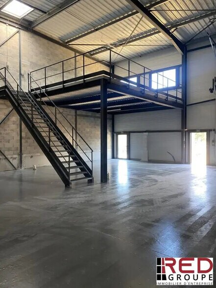 Industriel/Logistique dans Signes à louer - Photo de l’immeuble – Image 3 sur 5
