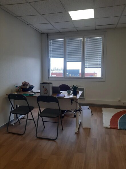 Bureau dans Dury à louer - Photo de l’immeuble – Image 3 sur 6