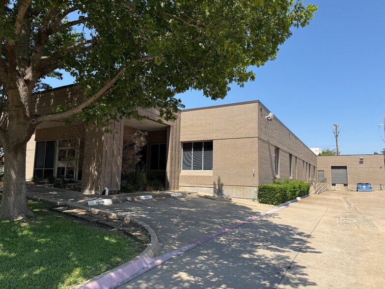 4393 Sunbelt Dr, Addison, TX à louer - Photo de l’immeuble – Image 3 sur 33