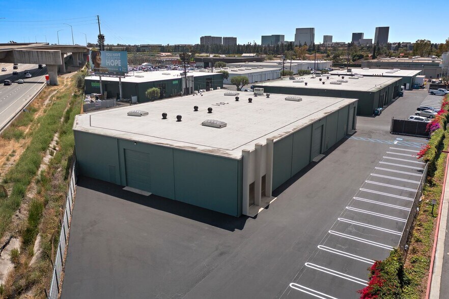 301 E Stevens Ave, Santa Ana, CA à vendre - Photo de l’immeuble – Image 3 sur 4