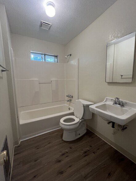 2250 Suzette Ave, Redding, CA à vendre - Photo de l’immeuble – Image 2 sur 15