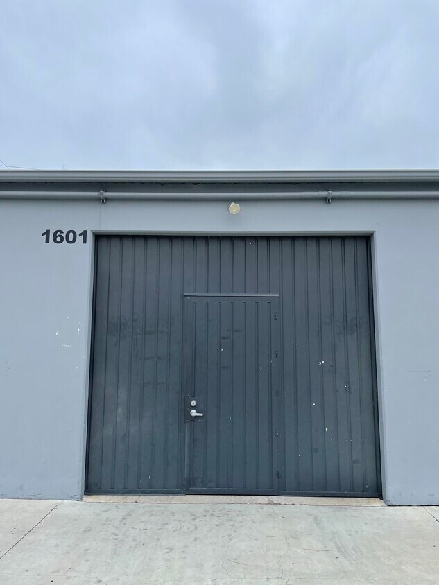 1601 E Warner Ave, Santa Ana, CA à louer Photo de l’immeuble– Image 1 sur 2