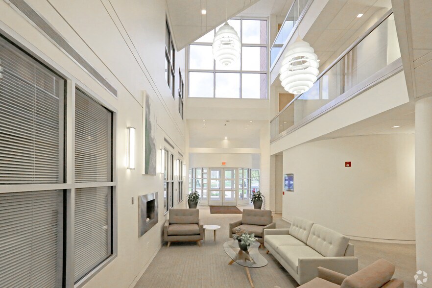 475 Kilvert St, Warwick, RI à louer - Hall d’entrée – Image 3 sur 15