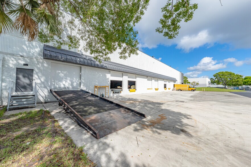 5360 NW 35th Ave, Fort Lauderdale, FL à louer - Photo de l’immeuble – Image 3 sur 25