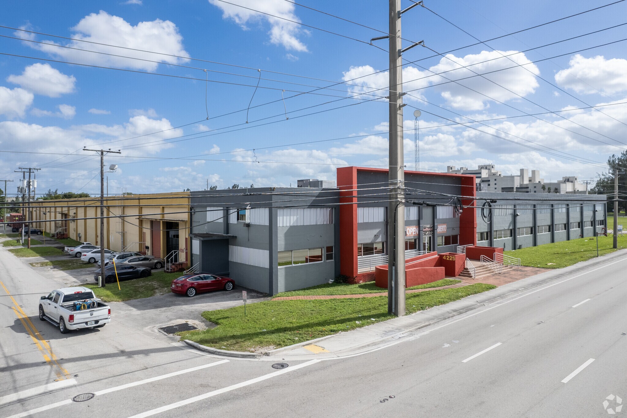 4225 NW 72nd Ave, Miami, FL à louer Photo de l’immeuble– Image 1 sur 9
