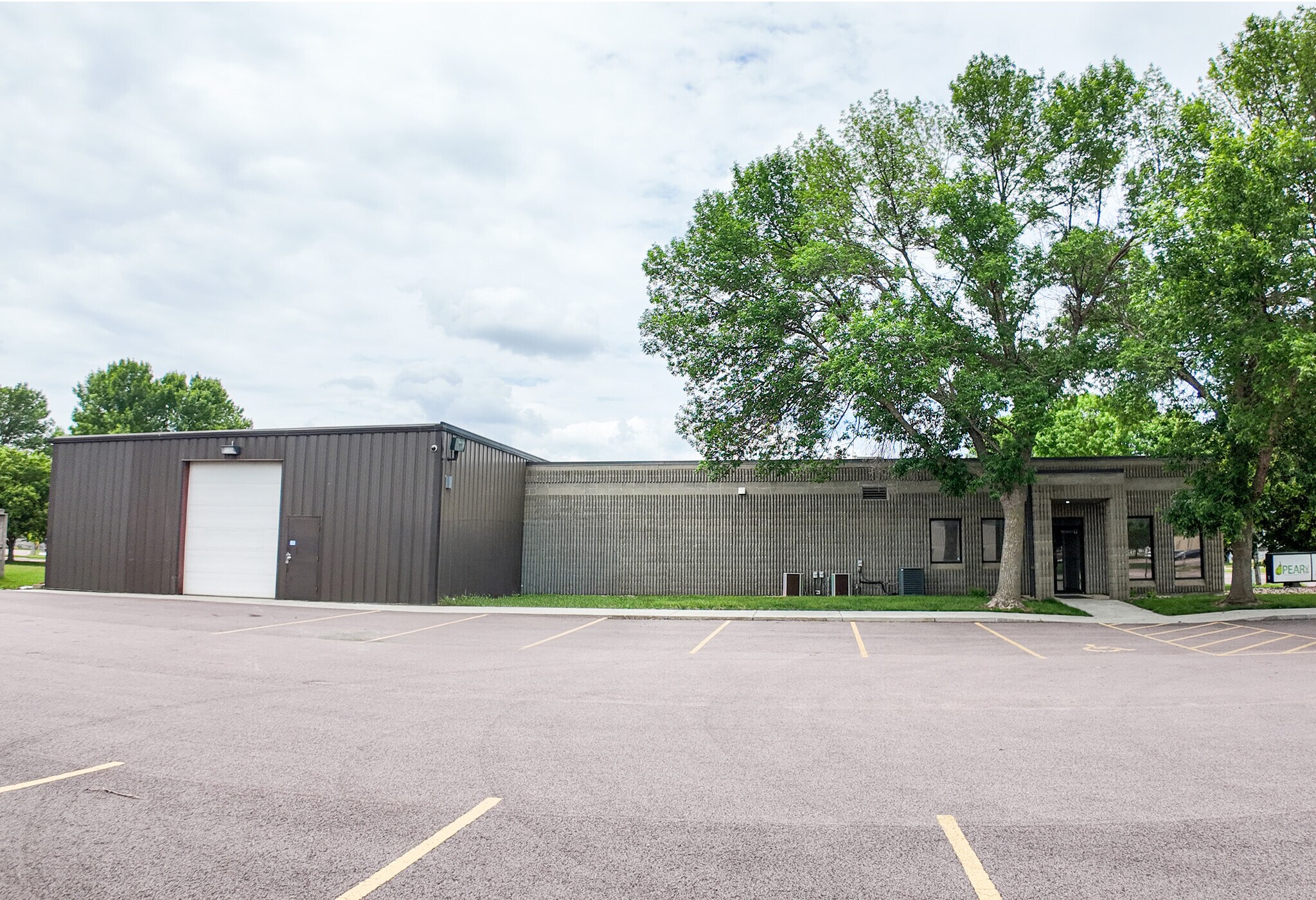 1609 W 1st St, Sioux Falls, SD à vendre Photo de l’immeuble– Image 1 sur 11