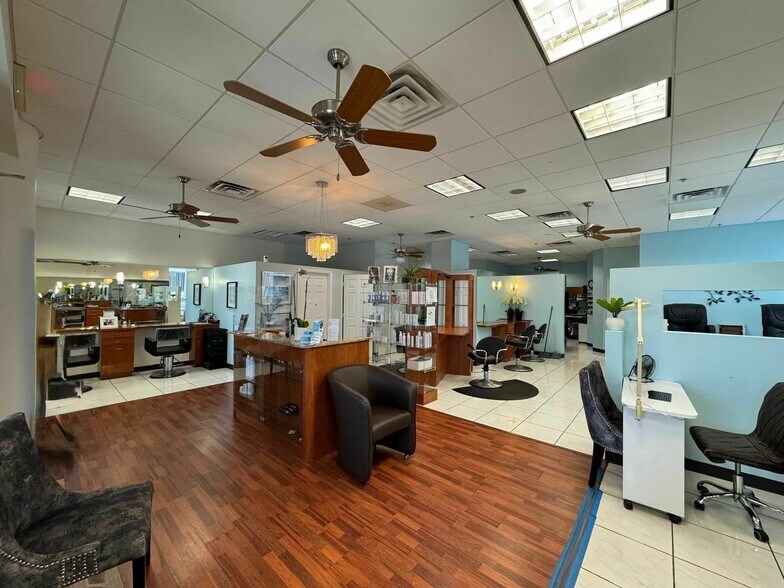 1227-1239 N Gulfstream Ave, Sarasota, FL à louer - Photo intérieure – Image 3 sur 12