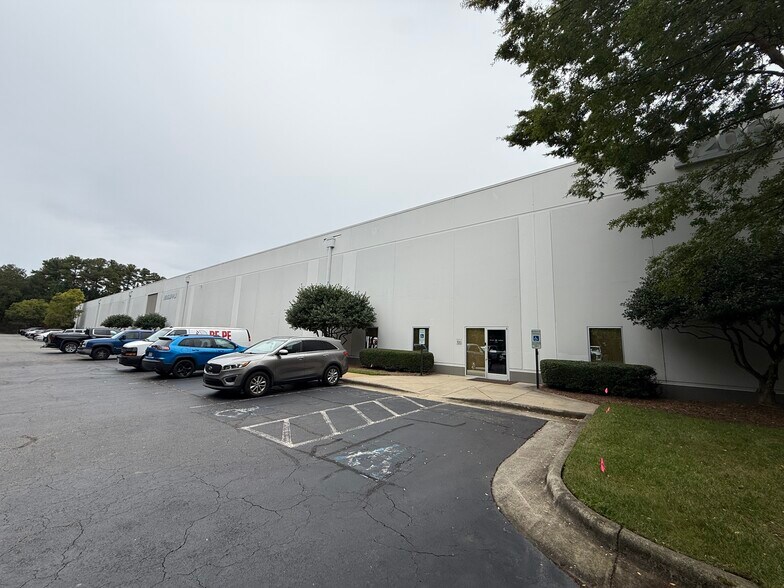 9200 Globe Center Dr, Morrisville, NC à louer - Photo principale – Image 1 sur 9