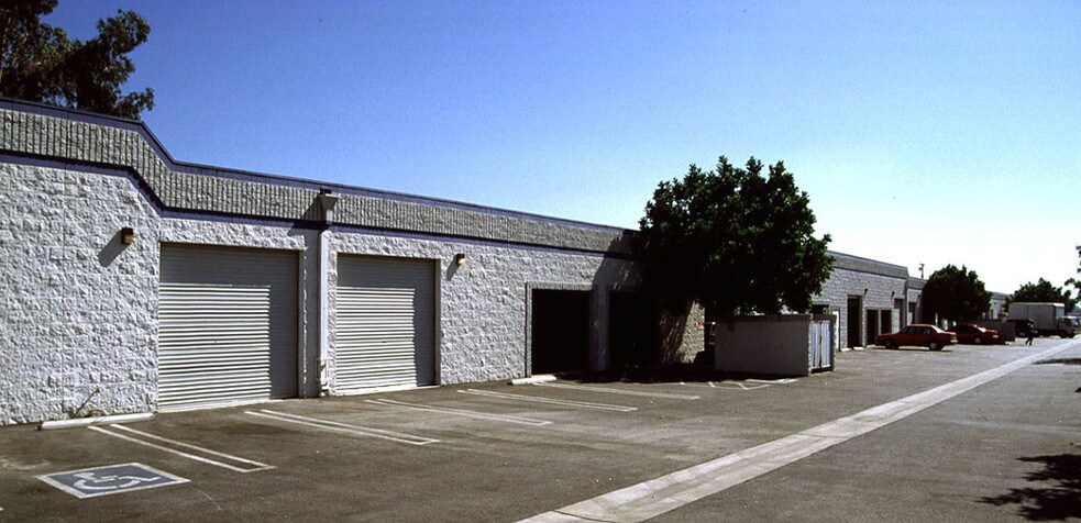 7647 Hayvenhurst Ave, Van Nuys, CA à louer - Photo de l’immeuble – Image 2 sur 2