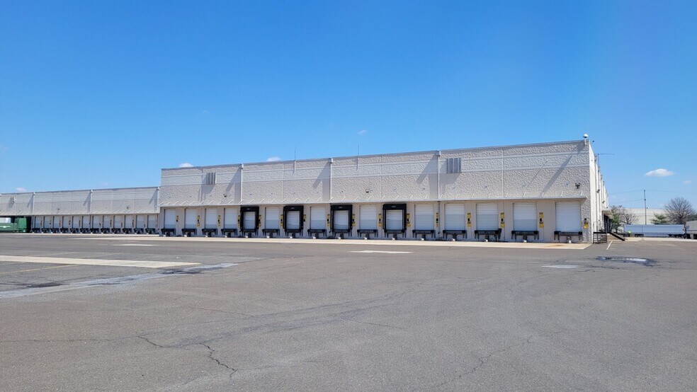 42 Runway Rd, Levittown, PA à louer - Photo de l’immeuble – Image 3 sur 10