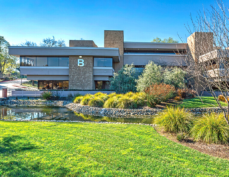 2455 Bennett Valley Rd, Santa Rosa, CA à louer - Photo de l’immeuble – Image 1 sur 3