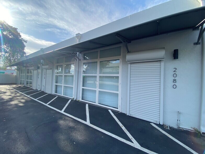 2074-2090 NW 21st St, Miami, FL à louer - Photo de l’immeuble – Image 3 sur 8