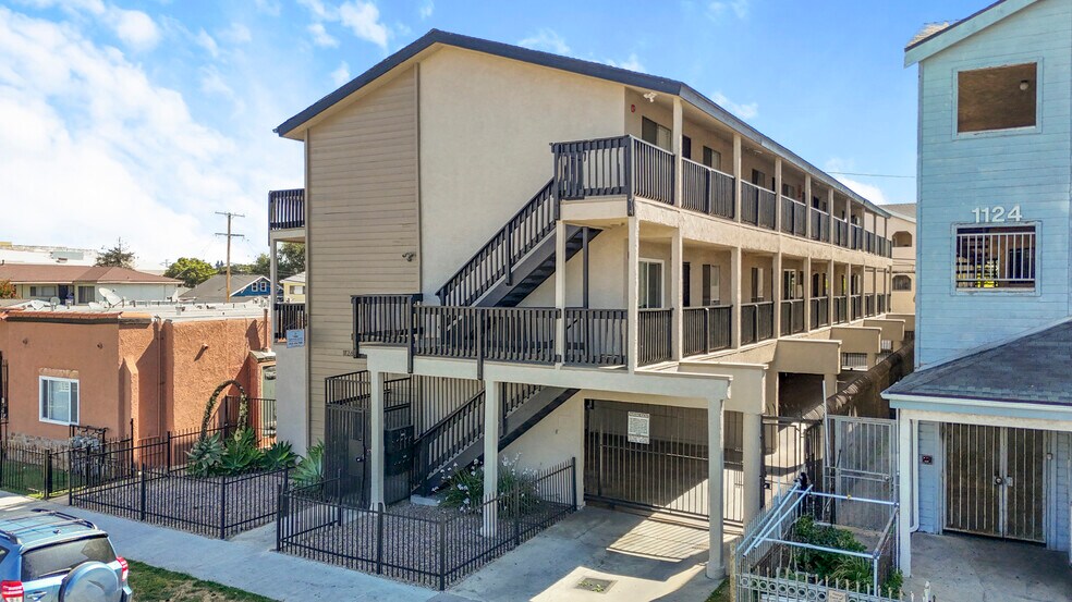 1126 Raymond Ave, Long Beach, CA à vendre - Photo principale – Image 1 sur 22