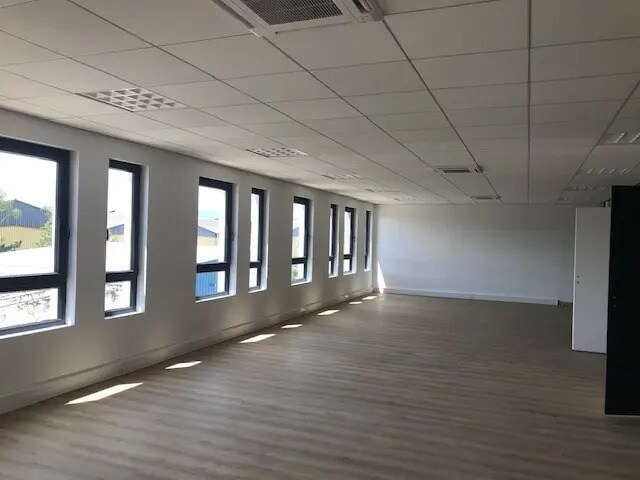 Bureau dans Salaise-sur-Sanne à louer Photo de l’immeuble– Image 1 sur 10