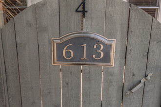 613 E Ashby Pl, San Antonio, TX à louer Photo de l’immeuble– Image 1 sur 12