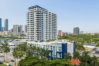 Plus de détails pour 275 NE 18th St, Miami, FL - Local commercial à louer