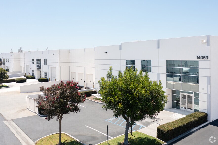 14063-14069 Stage Rd, Santa Fe Springs, CA à louer - Photo de l’immeuble – Image 2 sur 4