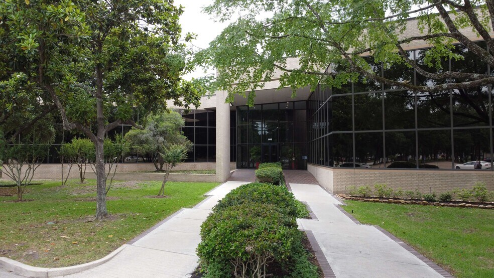 800 Rockmead Dr, Kingwood, TX à louer - Photo de l’immeuble – Image 2 sur 15