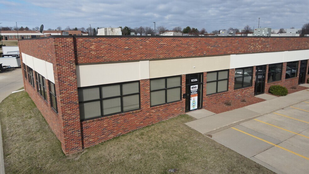 10500-10580 Justin Dr, Urbandale, IA à louer - Photo de l’immeuble – Image 1 sur 4
