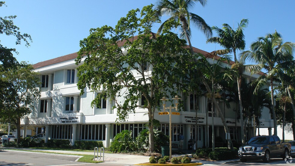 400 5th Ave S, Naples, FL à louer - Photo de l’immeuble – Image 3 sur 11