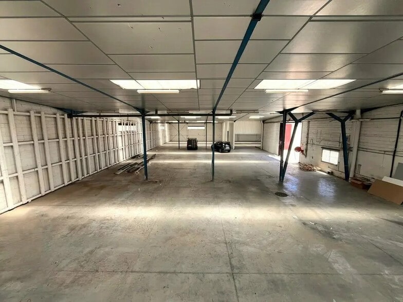22 Rue D'Athenes, Vitrolles à louer - Photo de l’immeuble – Image 2 sur 10