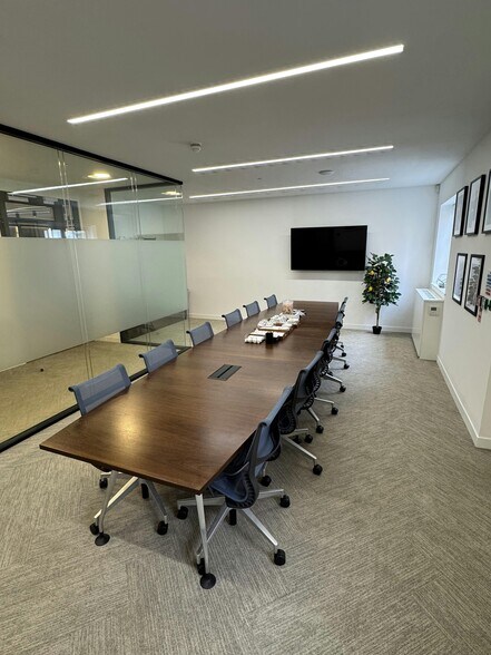 4 Farm St, Londres à louer - Photo de l’immeuble – Image 3 sur 12