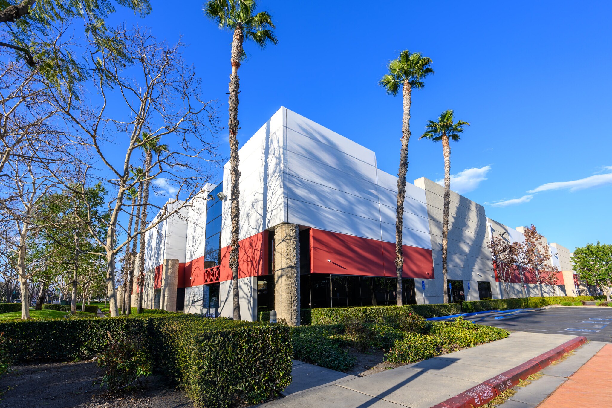 14035-14045 Pipeline Ave, Chino, CA à louer Photo principale– Image 1 sur 5