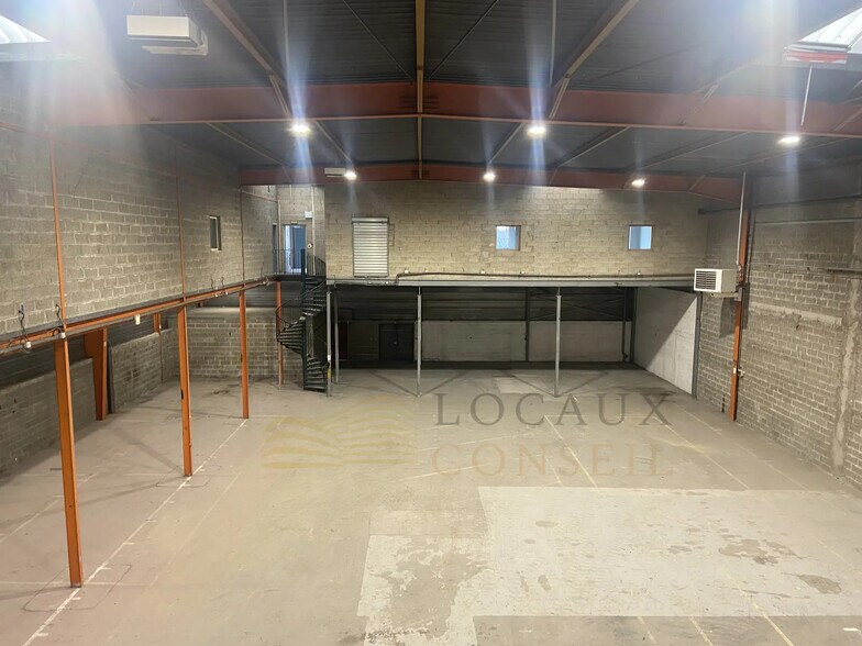 Local d’activités dans SAINT-OUEN-L'AUMONE à louer - Photo de l’immeuble – Image 3 sur 5