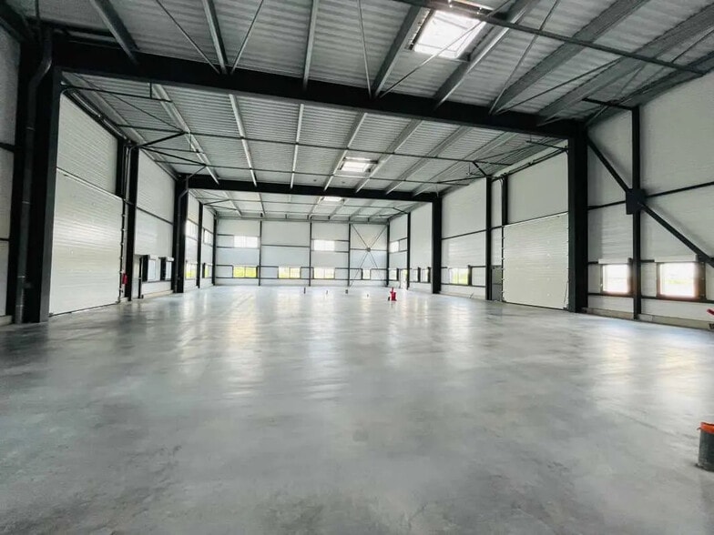 Local d'activités dans Donges à vendre - Photo de l’immeuble – Image 2 sur 7