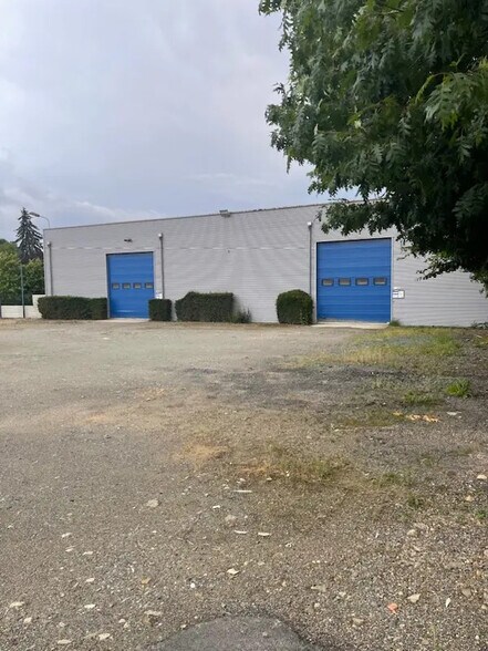 Local d'activités dans CHANGÉ à vendre - Photo de l’immeuble – Image 3 sur 9