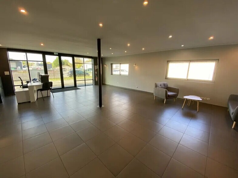 Local d'activités dans Mios à vendre - Photo de l’immeuble – Image 3 sur 12