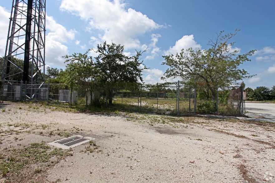 3900 Byron Dr, Riviera Beach, FL à louer - Photo de l’immeuble – Image 2 sur 2