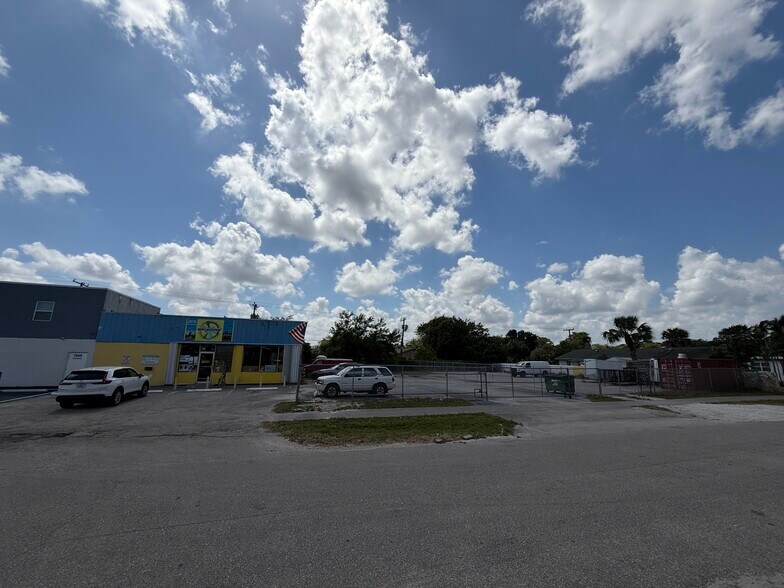 1649 N Military Trl, West Palm Beach, FL à vendre - Photo de l’immeuble – Image 3 sur 10