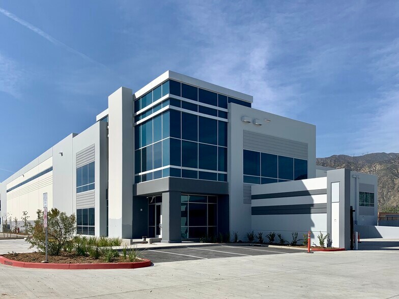 1025 N Todd Ave, Azusa, CA à louer - Photo de l’immeuble – Image 2 sur 5
