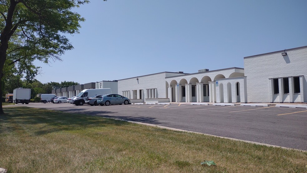310-340 Melvin, Northbrook, IL à louer - Photo de l’immeuble – Image 1 sur 10