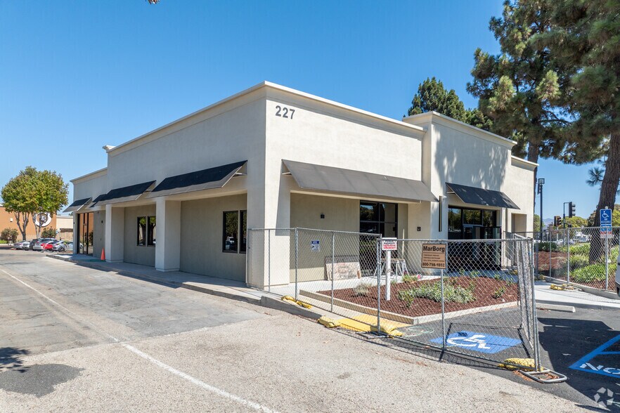 227 E Betteravia Rd, Santa Maria, CA à louer - Photo de l’immeuble – Image 3 sur 4