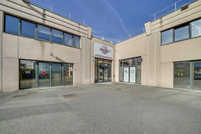 Local d’activités dans Bron à louer - Photo de l’immeuble – Image 1 sur 13