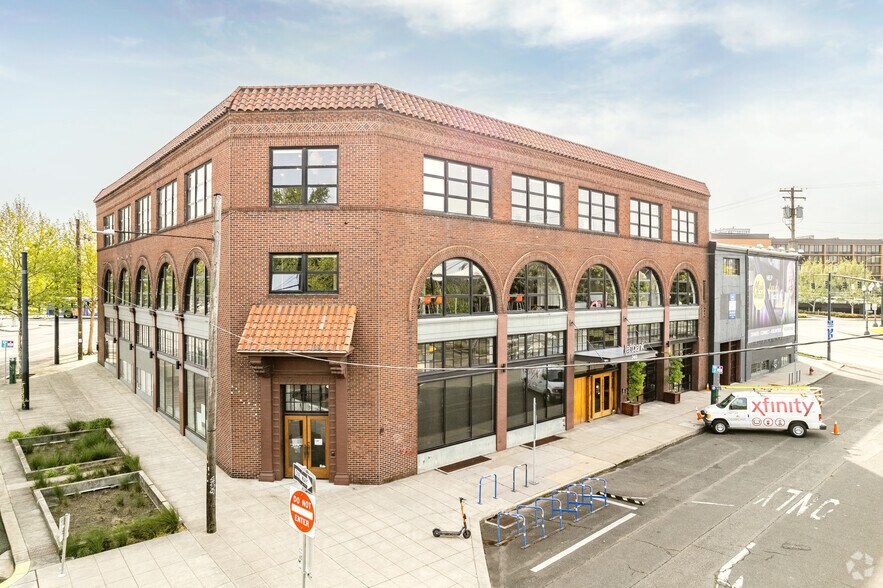 240 N Broadway, Portland, OR à louer - Photo principale – Image 1 sur 18