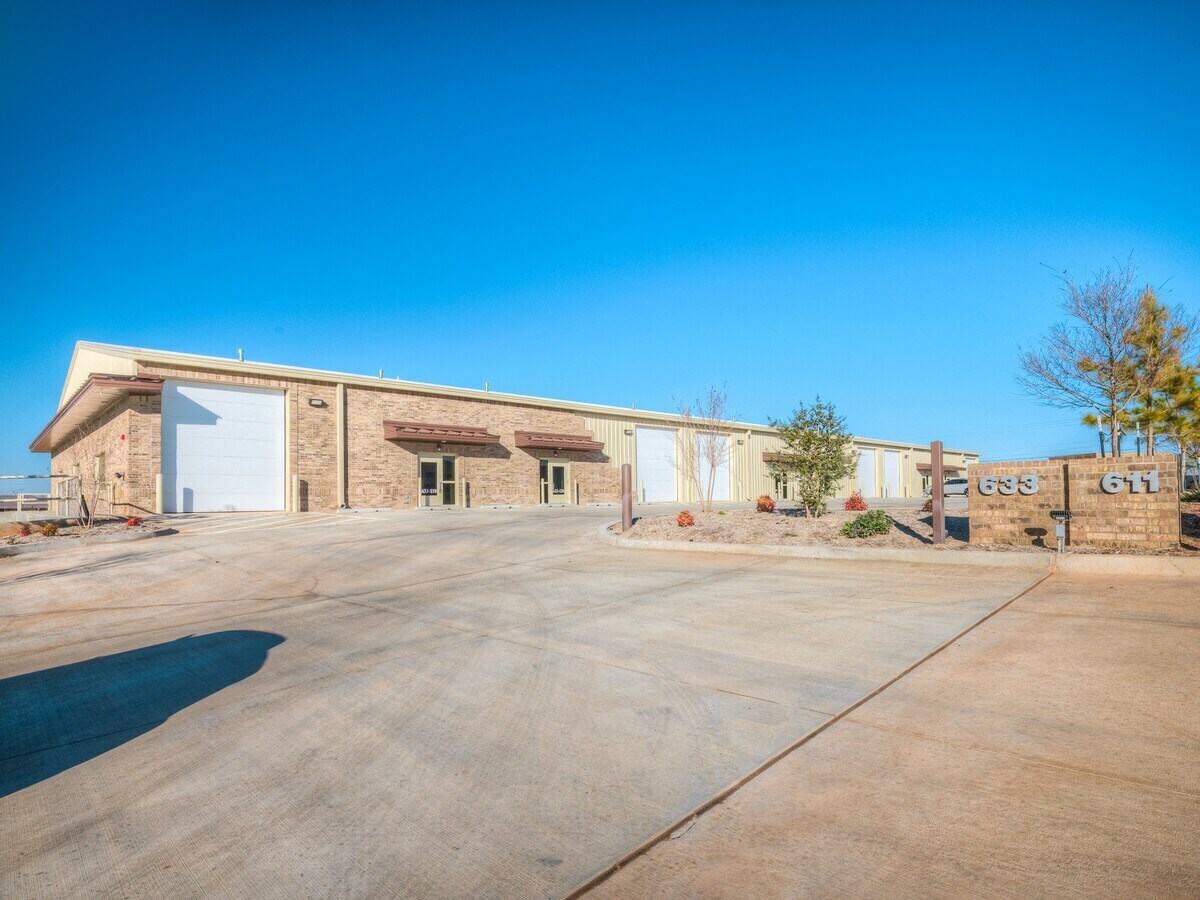 633 Hundred Oaks Dr, Edmond, OK à louer Photo de l’immeuble– Image 1 sur 32