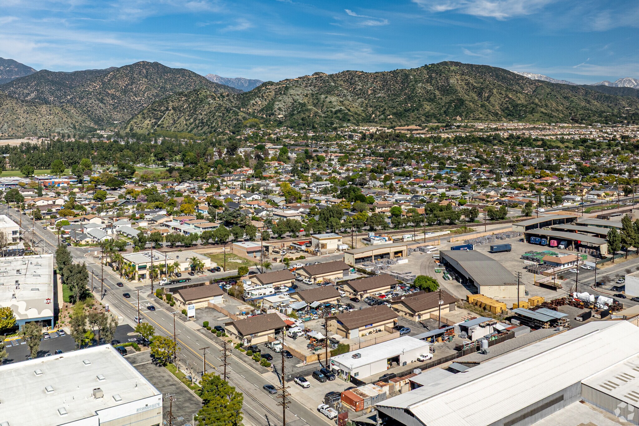 844 N Vernon St, Azusa, CA à louer Photo de l’immeuble– Image 1 sur 27