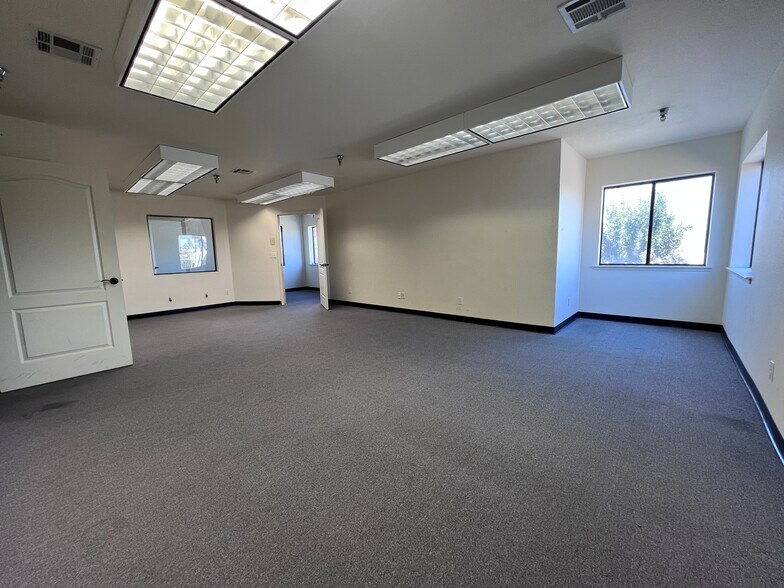 5135 N Blackstone Ave, Fresno, CA à louer - Photo de l’immeuble – Image 2 sur 13