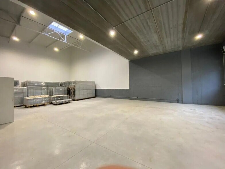 Industriel/Logistique dans Vaux-le-Pénil à louer - Photo de l’immeuble – Image 1 sur 7