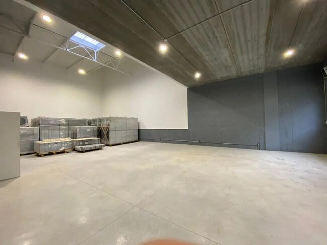 Plus de détails pour Bureau, Industriel/Logistique à louer