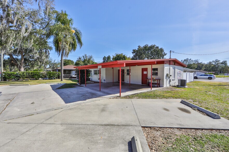 101 Emily Ln, Brandon, FL à louer - Photo de l’immeuble – Image 2 sur 26