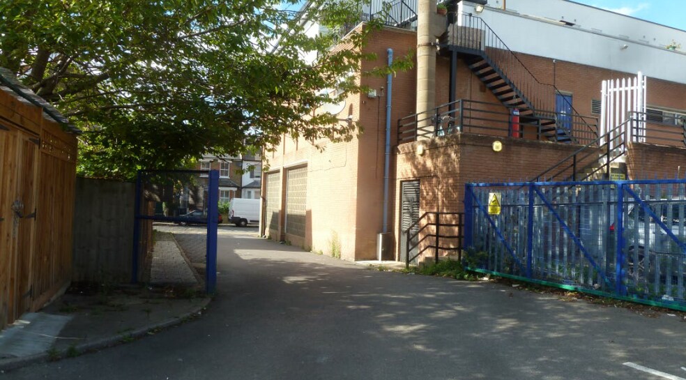 1-8 Grand Parade, Surbiton à vendre - Photo de l’immeuble – Image 2 sur 4