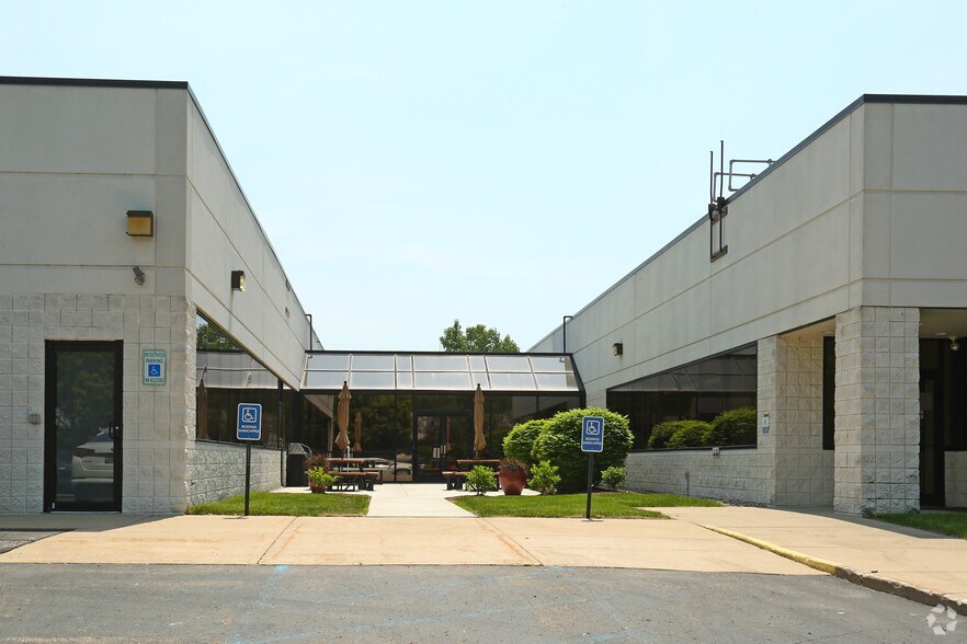 935 Technology Dr, Ann Arbor, MI à louer - Photo de l’immeuble – Image 2 sur 7