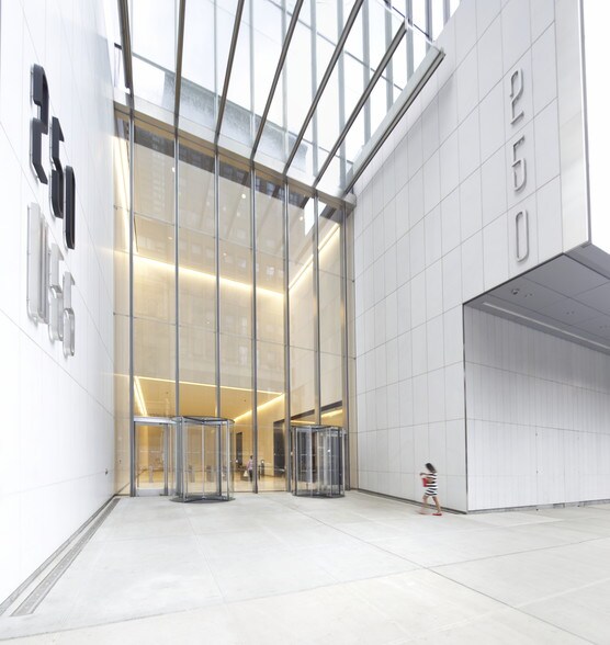 250 W 55th St, New York, NY à louer - Hall d’entrée – Image 2 sur 16